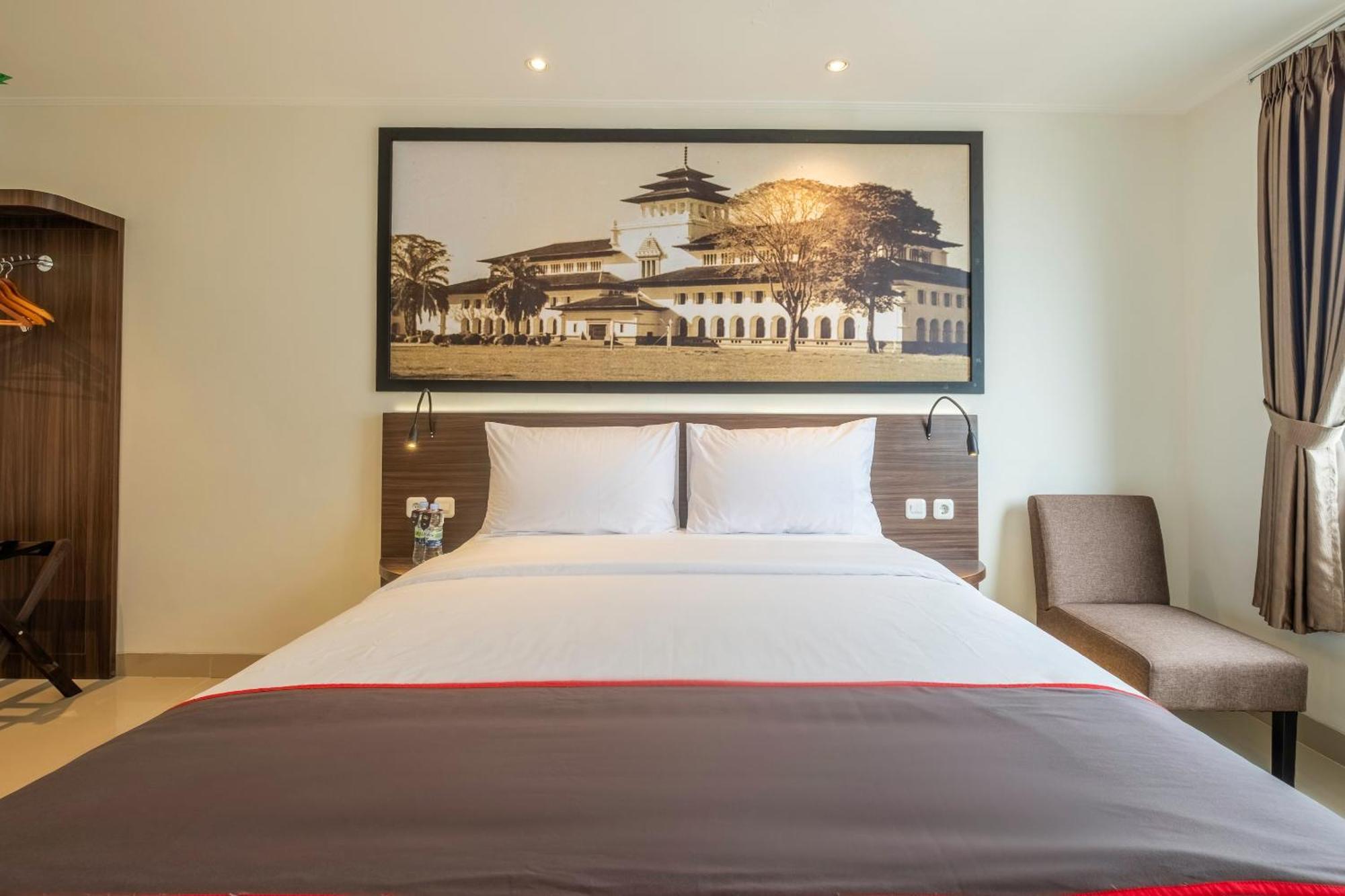 Super Oyo Collection O Hotel Pasar Baru Heritage Бандунг Экстерьер фото